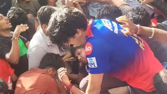  ബെംഗളൂരു സ്റ്റേഡിയം ദുരന്തം: ആർ സി ബി മാർക്കറ്റിംഗ് മേധാവിയെ അറസ്റ്റ് ചെയ്തു