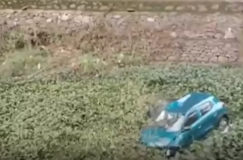  കാർ കനാലിലേക്ക് മറിഞ്ഞ് രണ്ടുപേർക്ക് പരിക്ക്