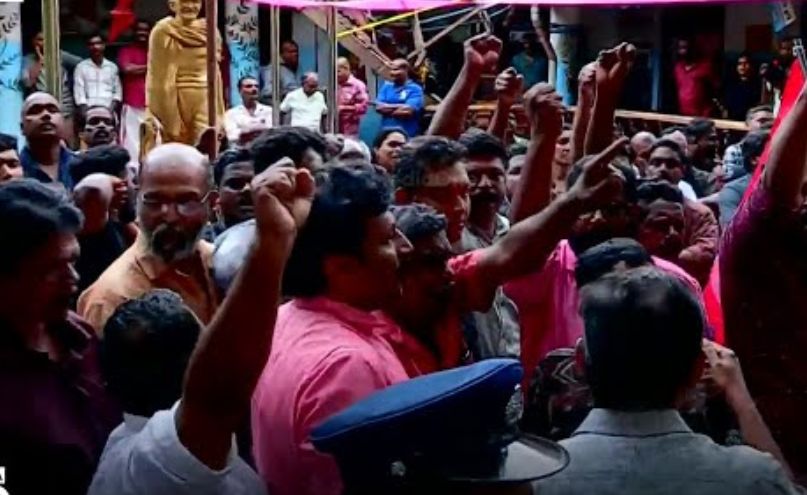  ‘കുട്ടികളുടെ പ്രഭാതഭക്ഷണം തട്ടിത്തെറിപ്പിച്ചു, ഭക്ഷണത്തിൽ മണ്ണ് വാരിയിട്ടു’; കാർത്തികപ്പള്ളി സ്കൂളിൽ പ്രതിഷേധത്തിനിടെ ക്രൂരത