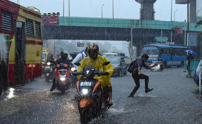  കനത്ത മഴ; മൂന്ന് ജില്ലകളിലെ വിദ്യാഭ്യാസ സ്ഥാപനങ്ങള്‍ക്ക് നാളെ അവധി