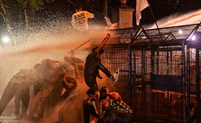  യുദ്ധക്കളമായി കേരളാ സർവകലാശാല: ക്യാമ്പസിനു, പുറത്ത് ഡിവൈഎഫ്ഐയും അകത്ത് എഐഎസ്എഫും പ്രതിഷേധം നടത്തുന്നു