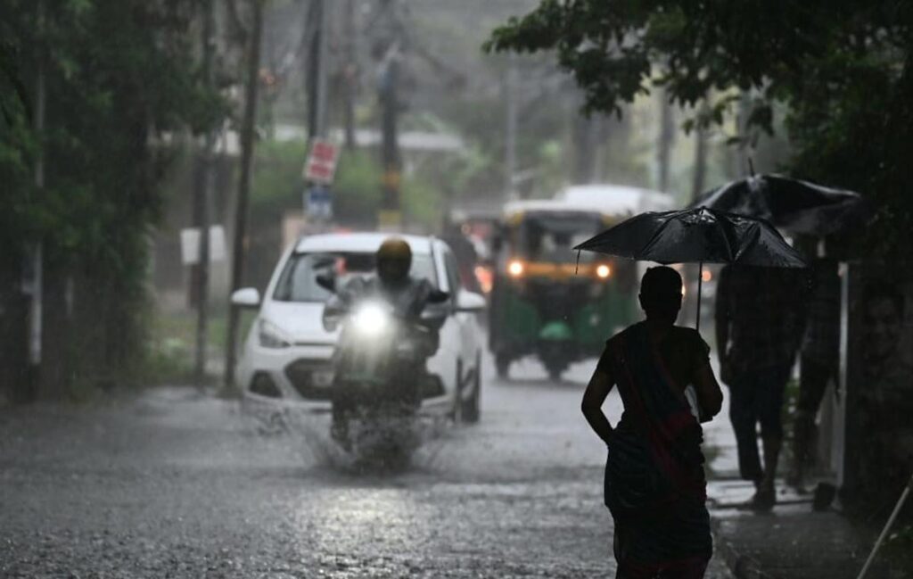സംസ്ഥാനത്ത് ഇന്നും നാളെയും തീവ്രമഴ തുടരും; മൂന്ന് ജില്ലകളിൽ ഓറഞ്ച് അലേർട്ട്, മൊൻന്ത’ചുഴലിക്കാറ്റിന് സാധ്യത