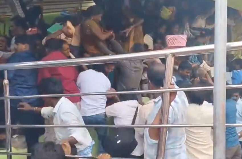  ശ്രീകാകുളം വെങ്കടേശ്വര ക്ഷേത്രത്തില്‍ ആള്‍ക്കൂട്ട ദുരന്തം; 12 പേര്‍ മരണം